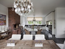 Фото интерьера столовой дома в стиле неоклассика