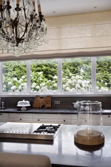 Фото интерьера кухни дома в стиле неоклассика