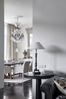 Фото интерьера гостиной дома в стиле неоклассика