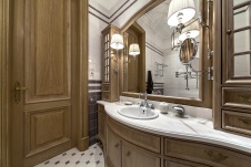 Интерьер ванной комнаты при хозяйской спальне. Умывальник из выбеленного дуба сделан на заказ, во Франции. Раковина, унитаз, Devon & Devon. На стенах 