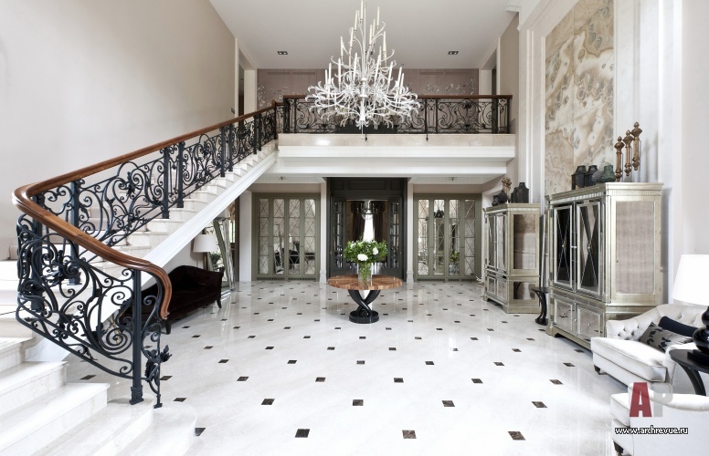 Фото интерьера лестничного холла дома в американском стиле Фото интерьера лестницы дома в американском стиле