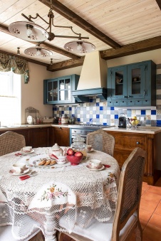 Фото интерьера кухни дома в стиле шале