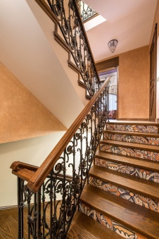 Фото интерьера лестницы дома в стиле шале