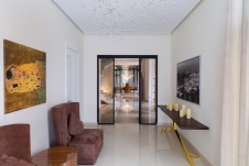 Фото интерьера входной зоны дома в современном стиле