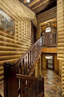 Фото интерьера лестницы небольшого дома в стиле кантри Фото интерьера лестничного холла небольшого дома в стиле кантри