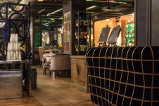 Фото интерьера входной зоны бара-ресторана в стиле китч