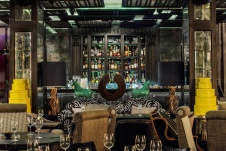 Фото интерьера зала бара-ресторана в стиле китч