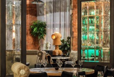 Фото интерьера зала бара-ресторана в стиле китч