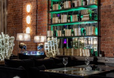 Фото интерьера зала бара-ресторана в стиле китч