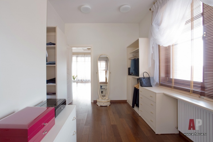 Фото интерьера гардеробной многоуровневой квартиры, пентхауса в восточном стиле
