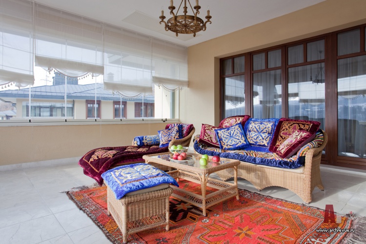 Фото интерьера лоджии многоуровневой квартиры, пентхауса в восточном стиле
