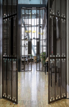 Фото интерьера входной зоны ресторана в стиле фьюжн