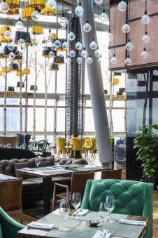 Фото интерьера зала ресторана в стиле фьюжн