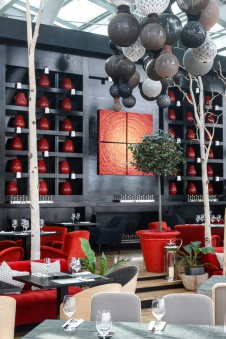 Фото интерьера зала ресторана в стиле фьюжн