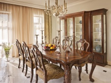 Фото интерьера столовой небольшого дома в стиле неоклассика