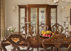 Фото интерьера столовой небольшого дома в стиле неоклассика