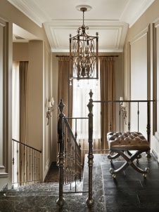 Фото интерьера лестницы небольшого дома в стиле неоклассика