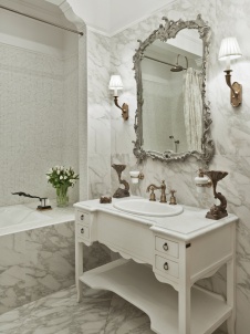 Фото интерьера ванной небольшого дома в стиле неоклассика