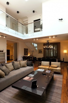 Фото интерьера гостиной дома в современном стиле