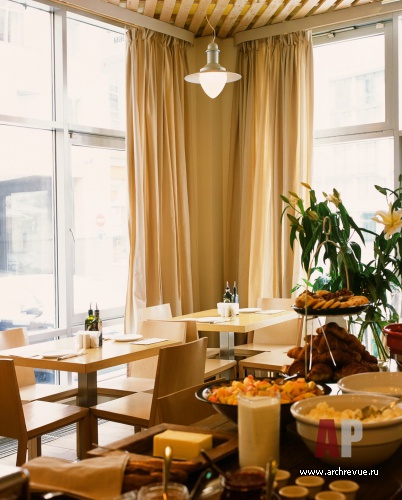 Фото интерьера зала ресторана кафе в современном стиле