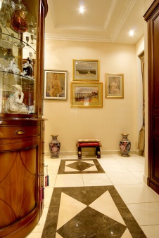 Фото интерьера входной зоны квартиры в стиле неоклассика