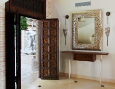 Фото интерьера входной зоны дома в современном стиле