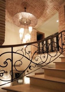 Фото интерьера лестничного холла дома в современном стиле