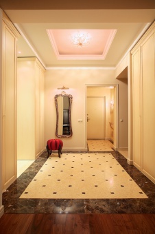 Фото интерьера входной зоны квартиры в стиле неоклассика