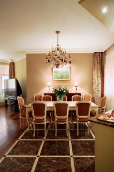 Фото интерьера столовой квартиры в стиле неоклассика
