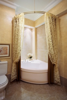 Фото интерьера ванной квартиры в стиле неоклассика