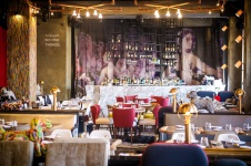 Фото интерьера зала ресторана в стиле китч