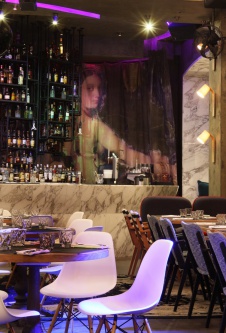 Фото интерьера зала ресторана в стиле китч