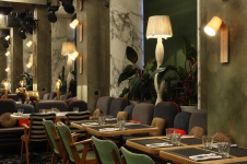 Фото интерьера зала ресторана в стиле китч