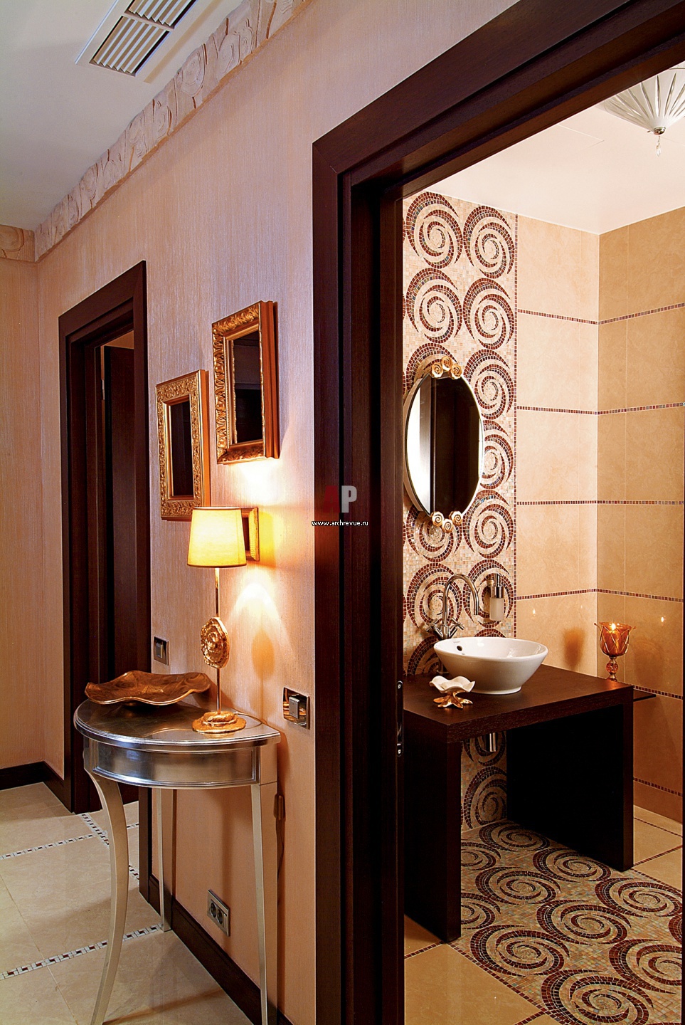 Вход в санузел из гостиной в доме