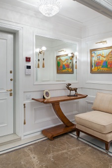 Фото интерьера входной зоны квартиры в стиле неоклассика