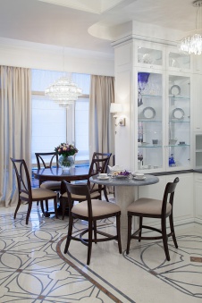 Фото интерьера столовой квартиры в стиле неоклассика