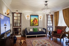 Фото интерьера гостиной небольшой квартиры в стиле неоклассика