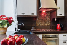 Фото интерьера кухни небольшой квартиры в стиле неоклассика