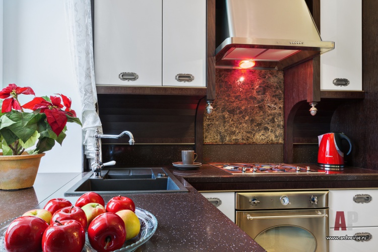 Фото интерьера кухни небольшой квартиры в стиле неоклассика