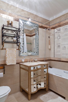 Фото интерьера ванной небольшой квартиры в стиле неоклассика