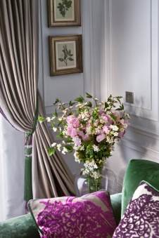 Фото интерьера гостиной квартиры в стиле неоклассика