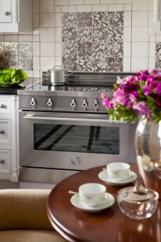 Фото интерьера кухни квартиры в стиле неоклассика