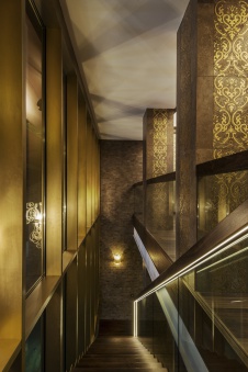 Фото интерьера лестницы дома в стиле фьюжн