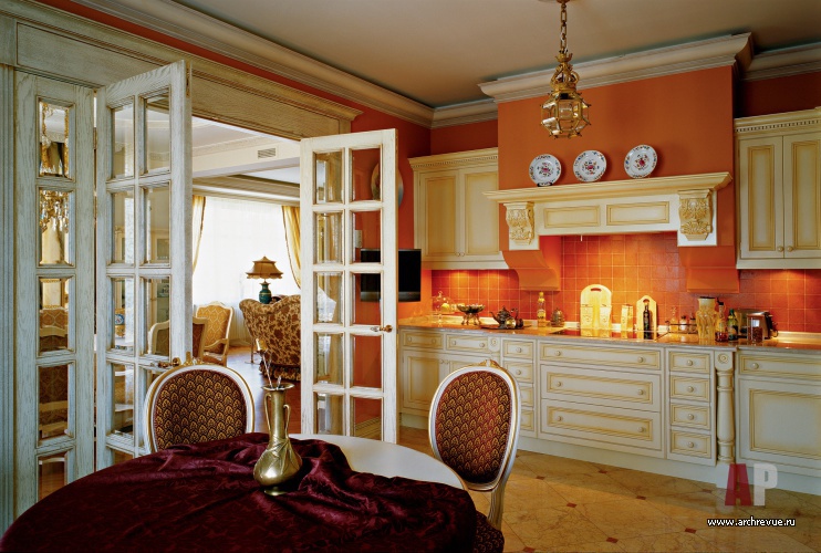 Фото интерьера кухни квартиры в стиле классика