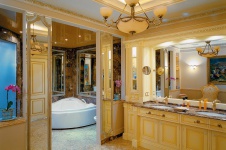 Фото интерьера ванной комнаты квартиры в стиле классика Фото интерьера санузла квартиры в стиле классика
