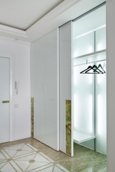 Фото интерьера входной зоны квартиры в стиле неоклассика