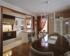 Фото интерьера столовой деревянного дома в стиле неоклассика