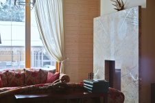 Фото интерьера камина деревянного дома в стиле неоклассика