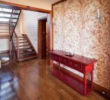 Фото интерьера лестницы деревянного дома в стиле неоклассика Фото интерьера входной зоны деревянного дома в стиле неоклассика