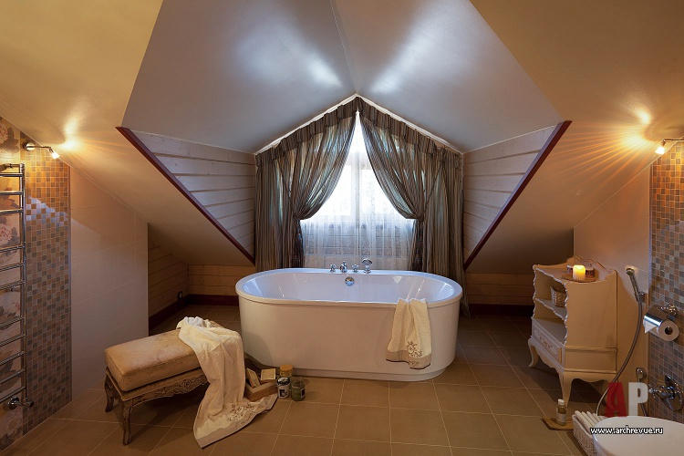 Фото интерьера ванной деревянного дома в стиле неоклассика
